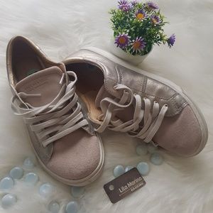 Skecher Shoes size 8.5. Color beige gold